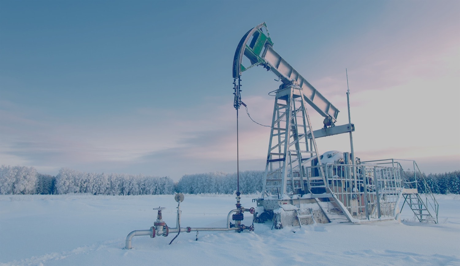 Tour de forage de pétrole dans un champ l’hiver
