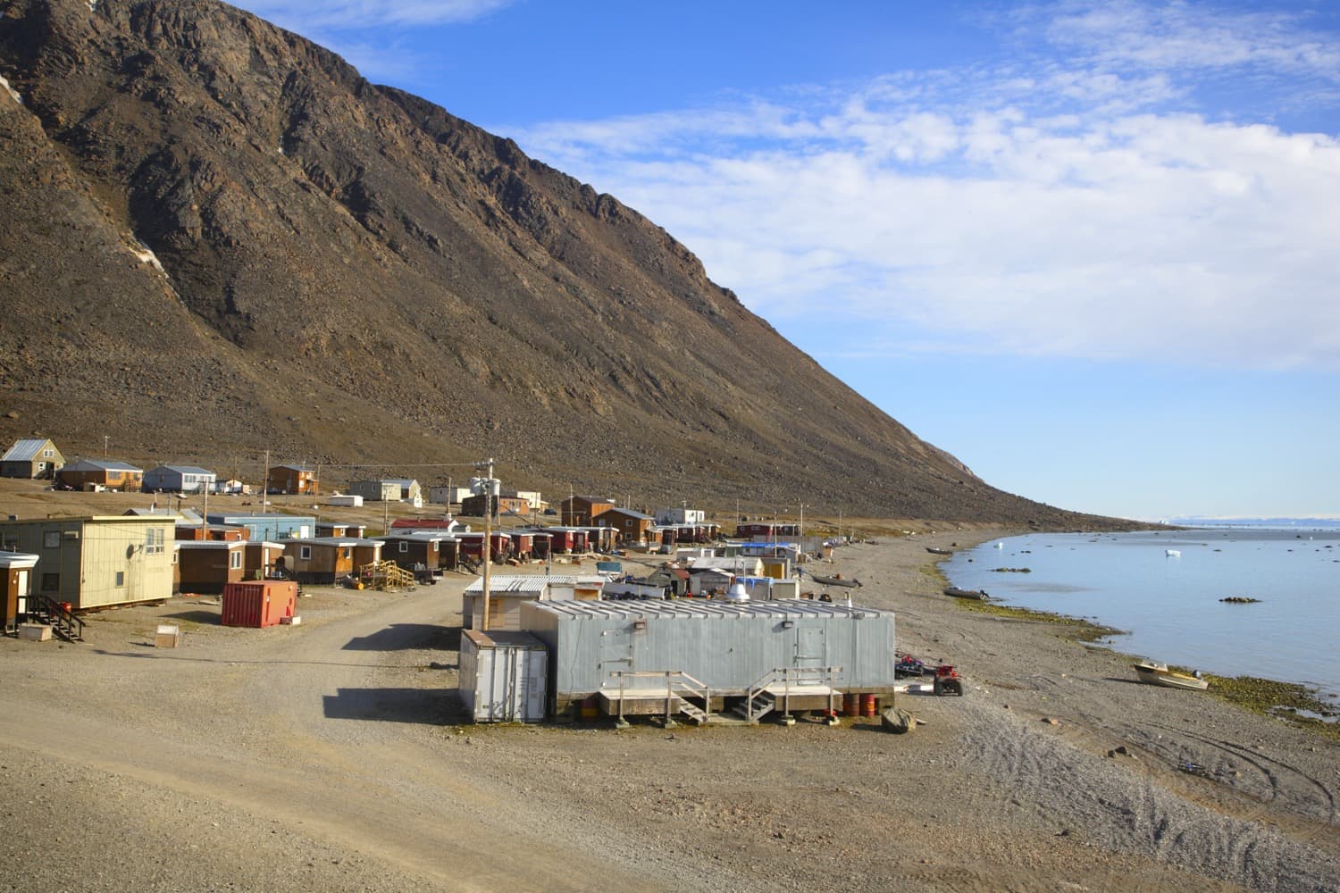 Petite ville près des montagnes et d'un lac du Nunavut.