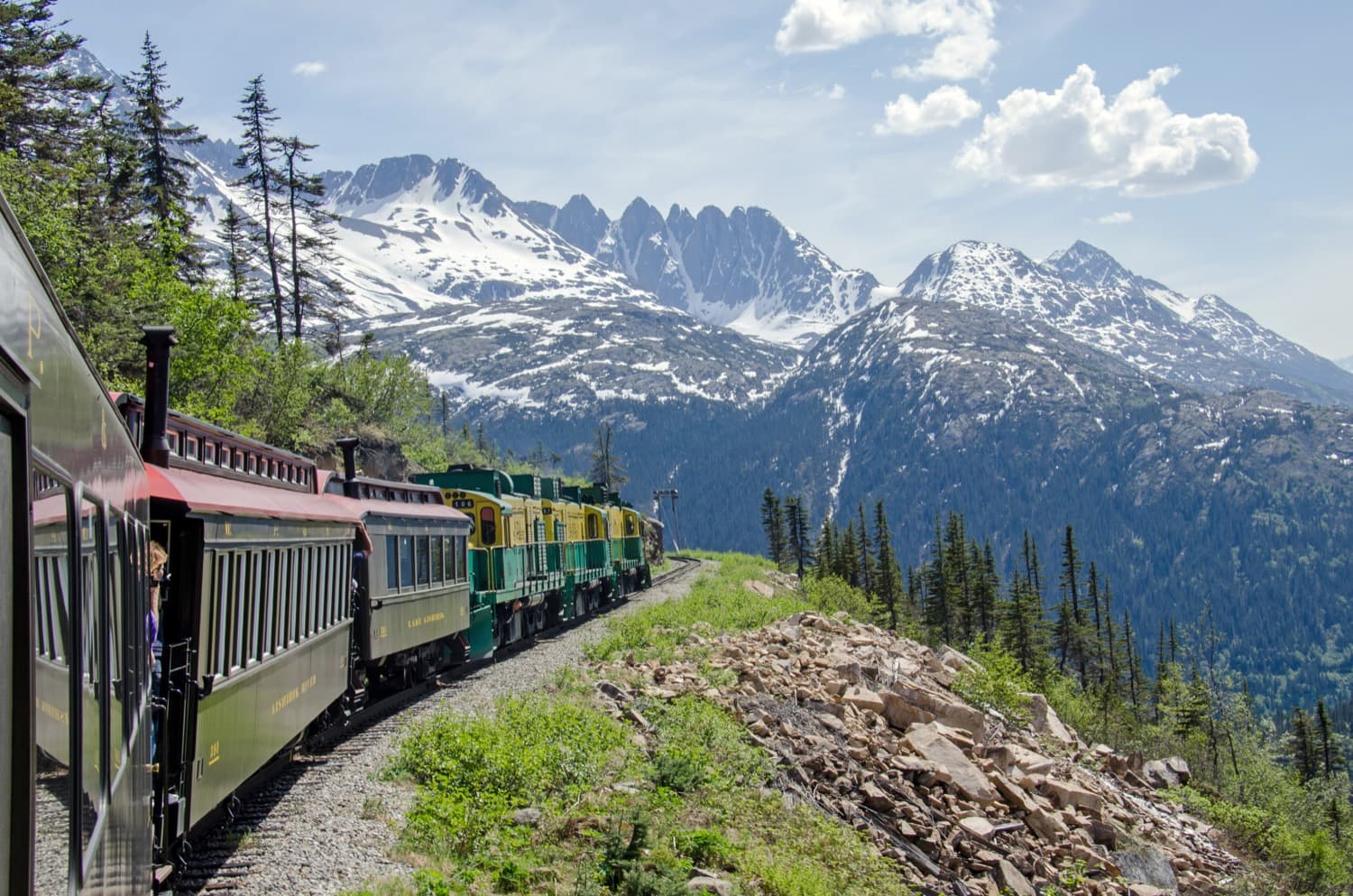 Train de passagers circulant à travers les montagnes au Yukon.