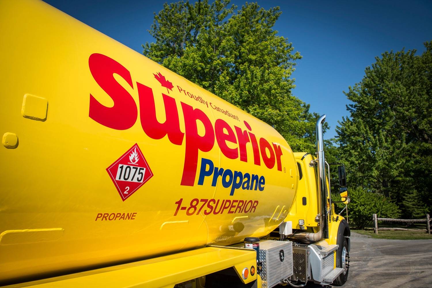 Gros plan du logo de Supérieur Propane sur le côté d’un camion de remplissage de réservoir