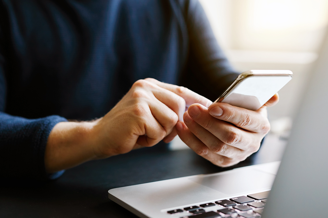 Gros plan d'un homme utilisant un téléphone mobile