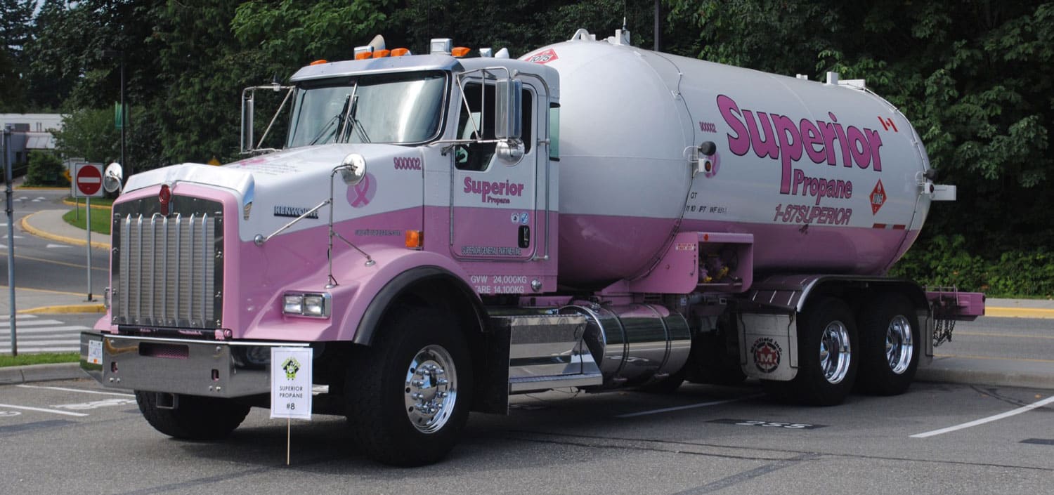 Camion-citerne Supérieur Propane peint en rose pour appuyer la lutte contre le cancer du sein