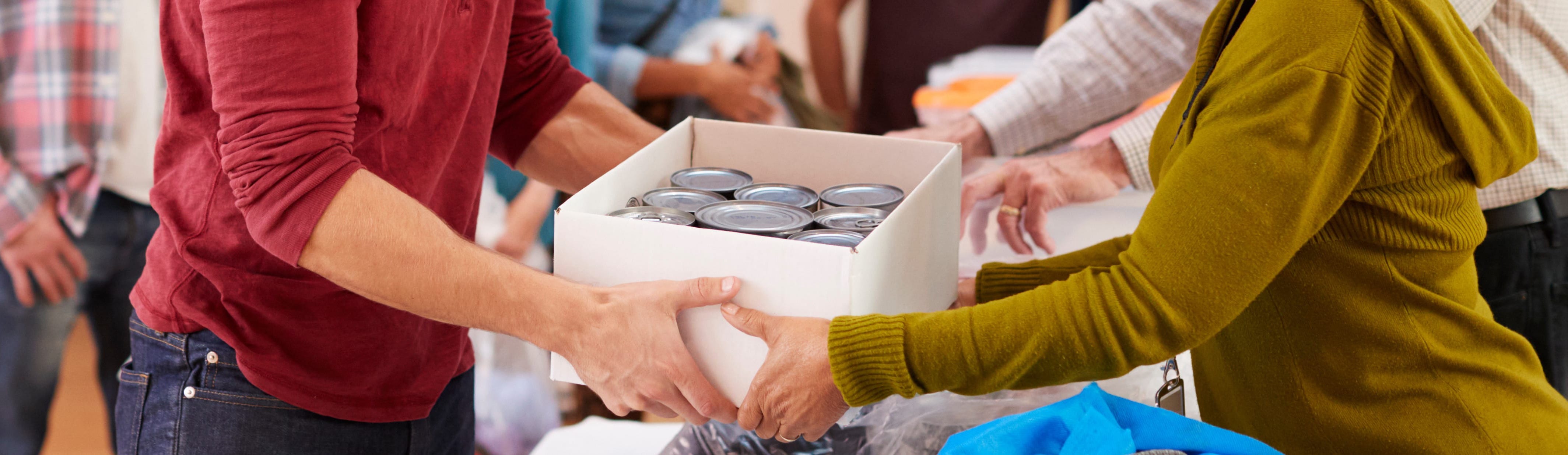 Des employés font don de nourriture à une banque alimentaire communautaire.