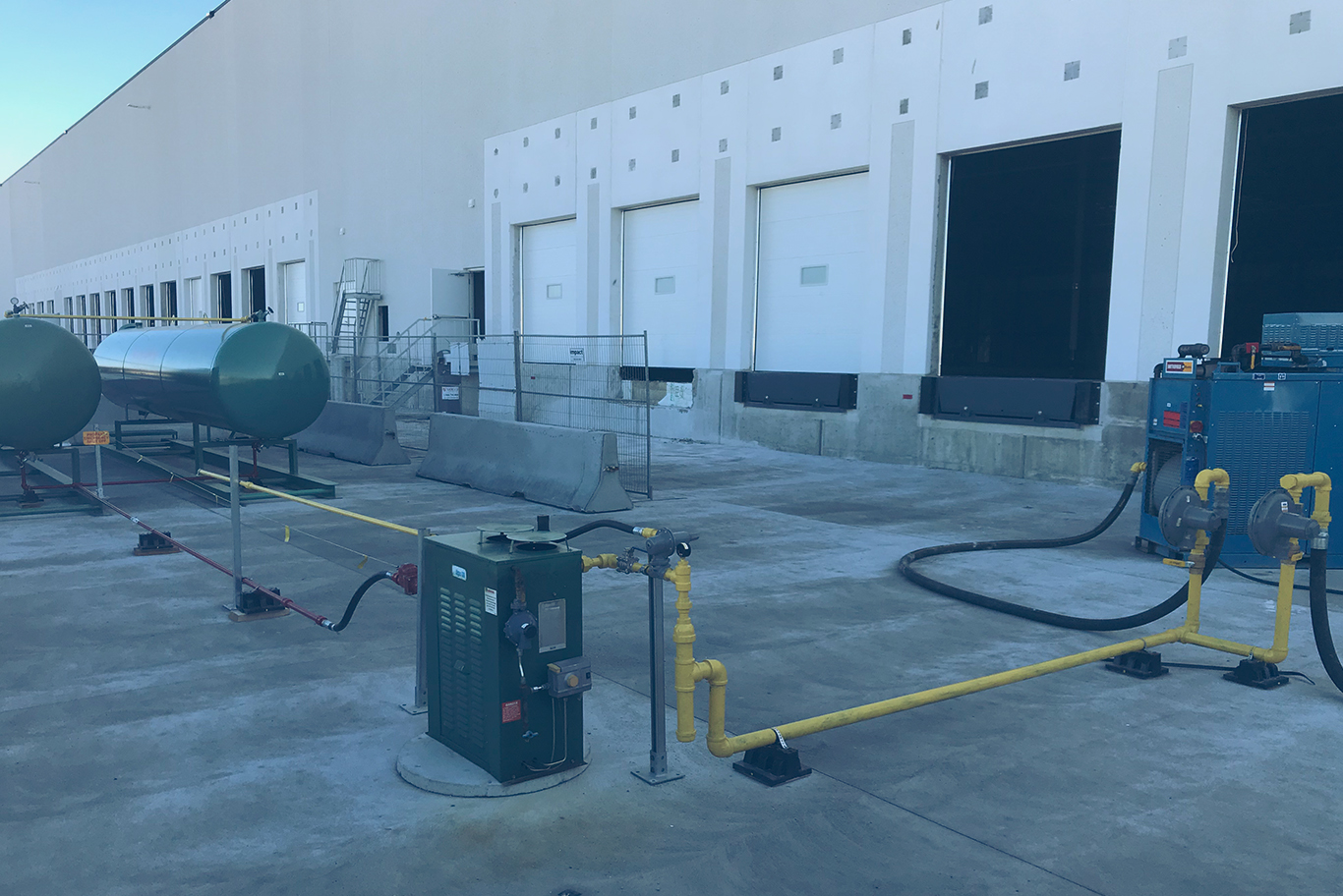 Une installation temporaire de réservoirs de propane et d'équipement connexe à un quai de chargement commercial