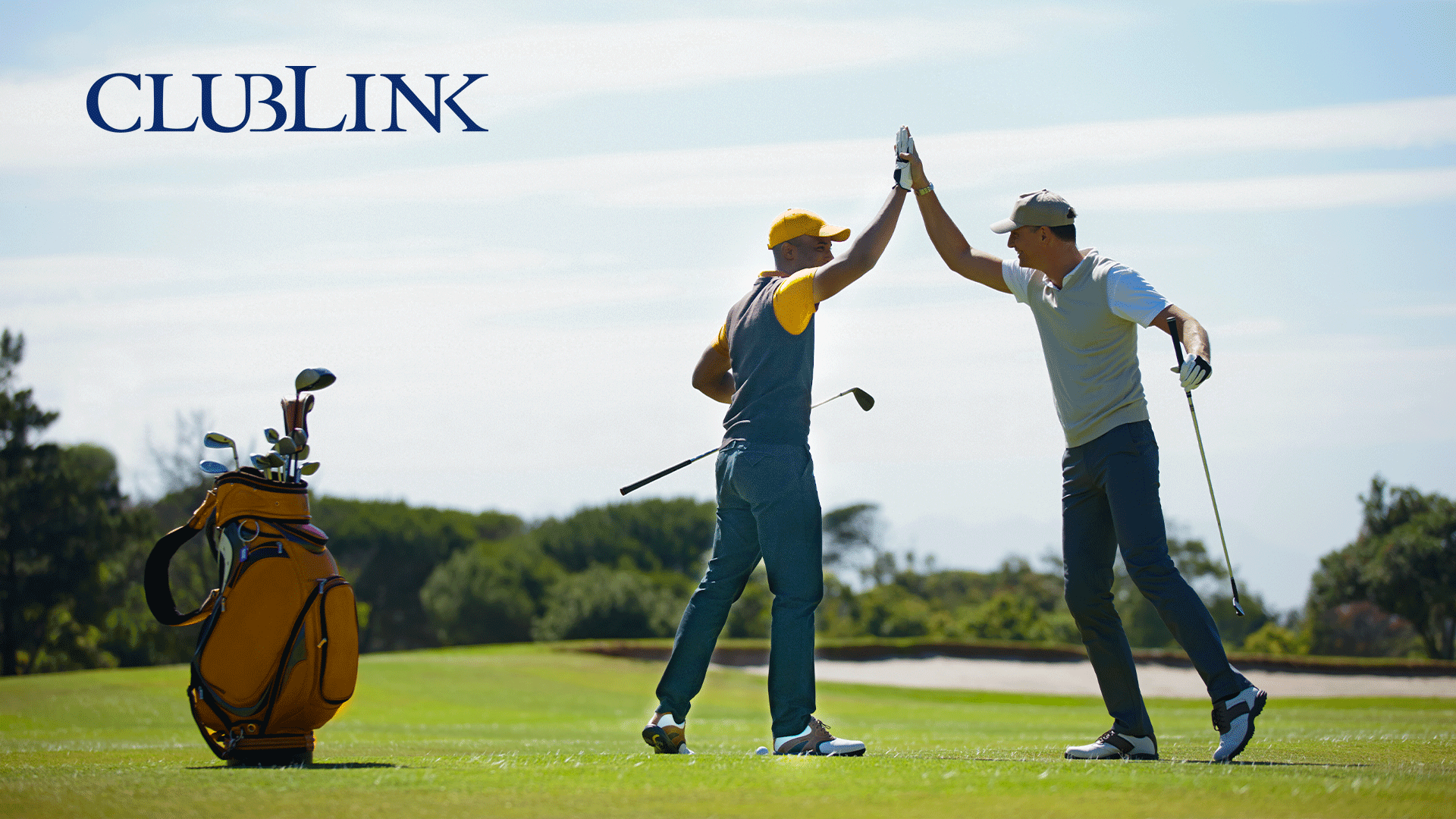 Deux clients de Supérieur Propane jouent au golf.