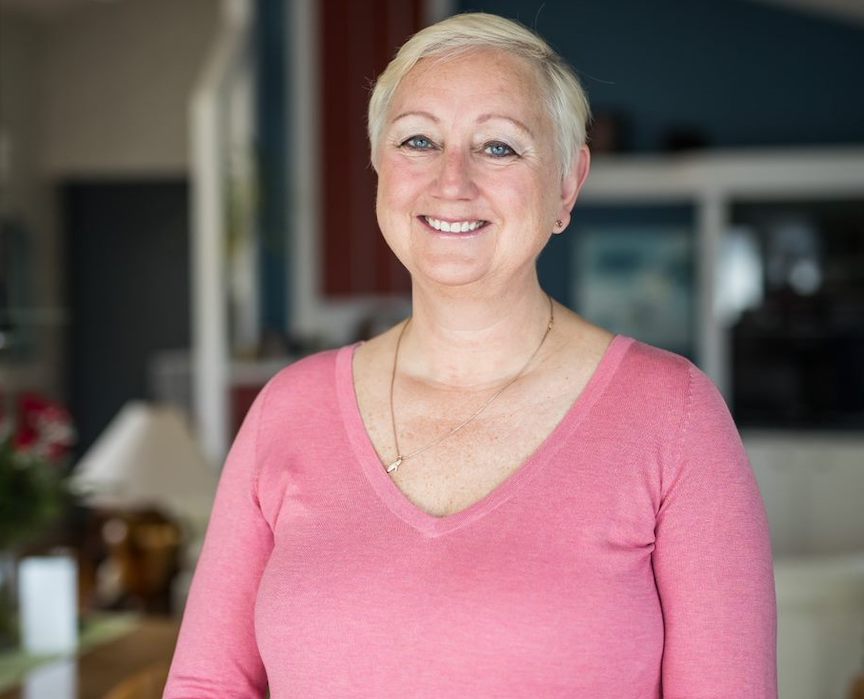 Photo de Cynthia, une cliente du Programme de banque de prothèses capillaires.