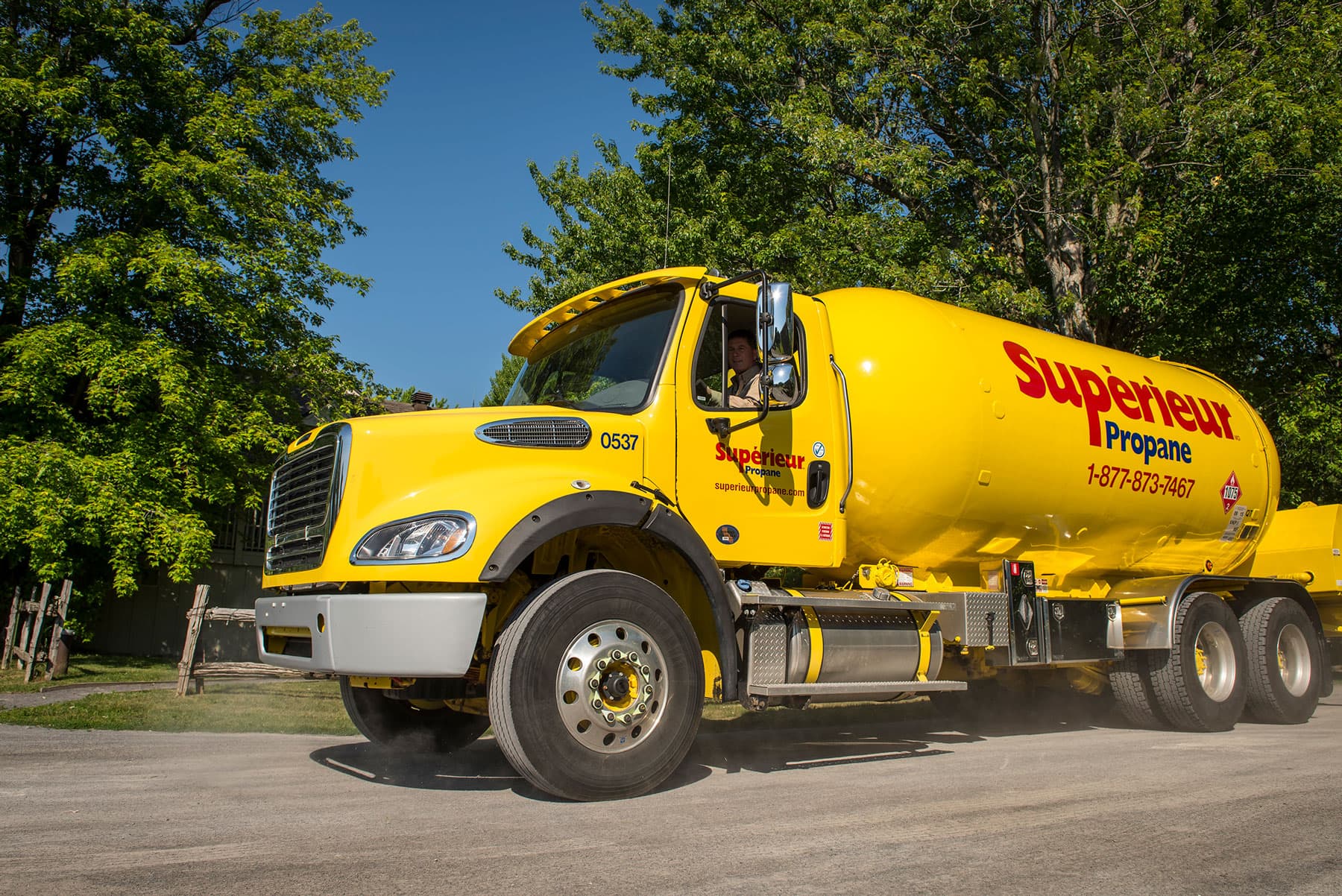 Camion de Supérieur Propane sur une route de terre dans un quartier résidentiel d'une région rurale