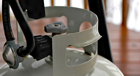 Gros plan de le dessus d'une bouteille de propane pour barbecue.