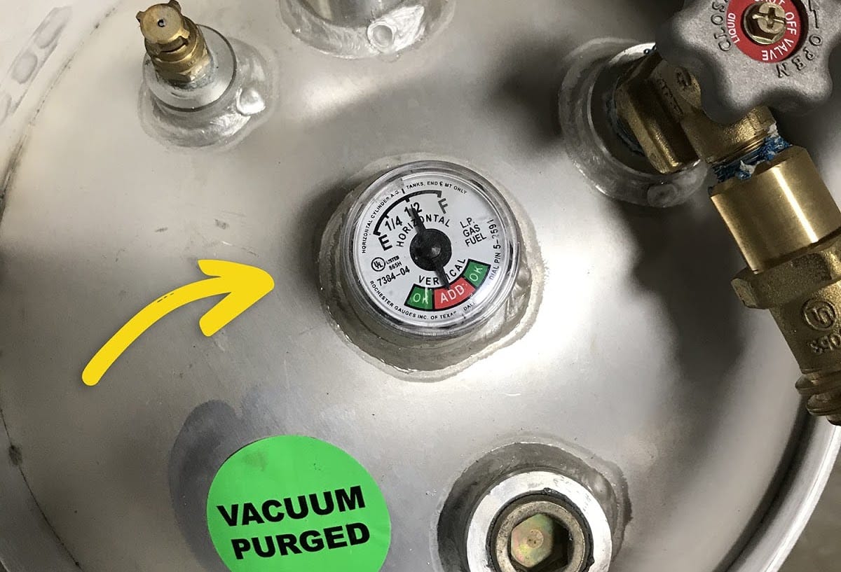 Gros plan d'une jauge du réservoir de propane avec l'aiguille sur 1/2.