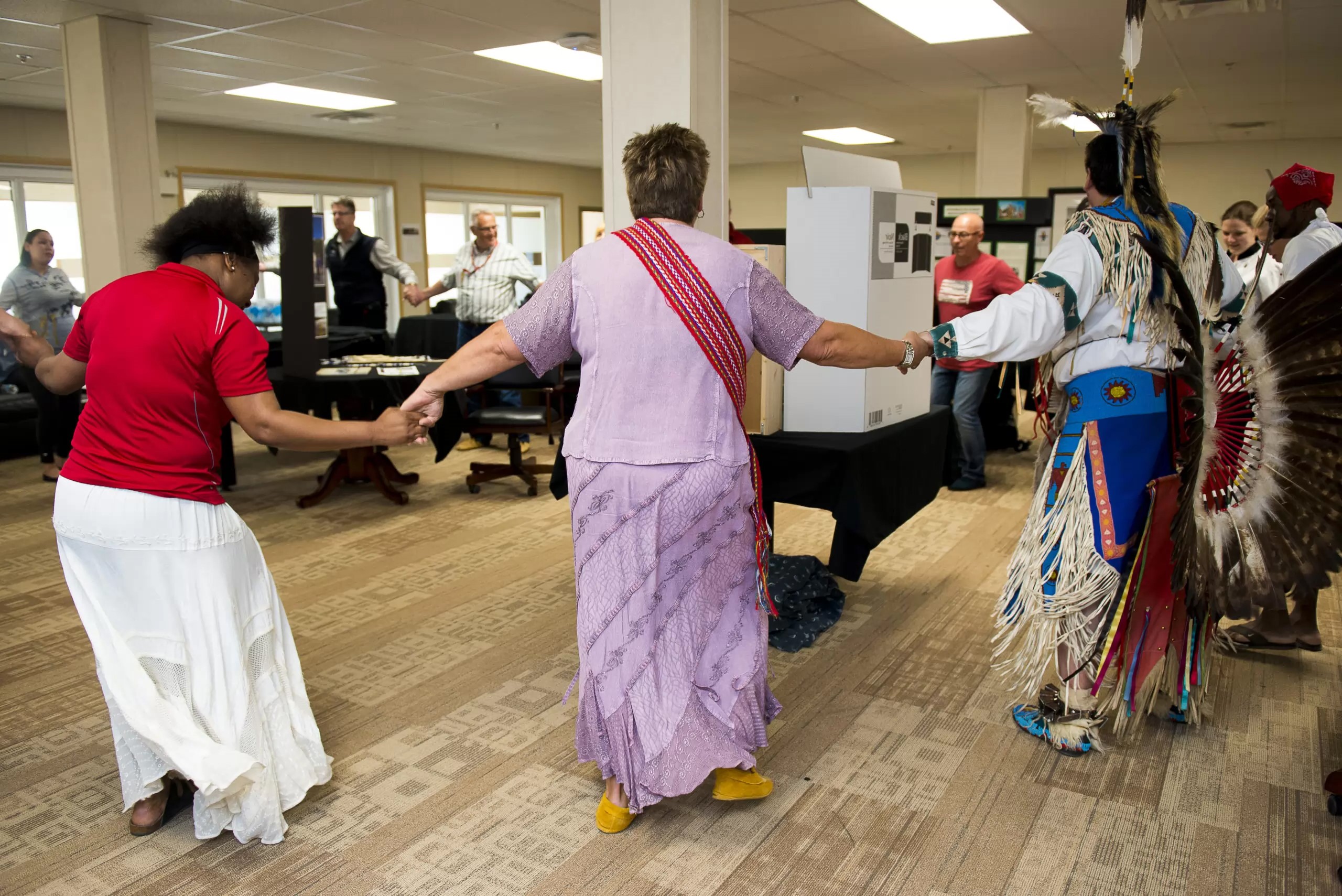 Personnes qui dansent en se tenant les mains et en formant un cercle