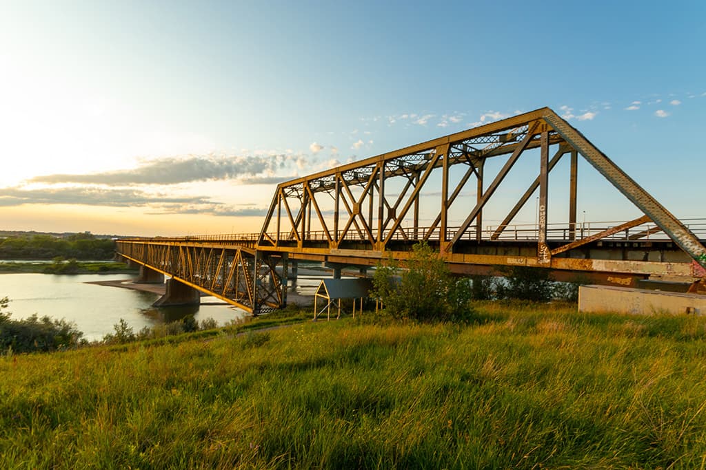 Pont au-dessus d'une rivière en Saskatchewan