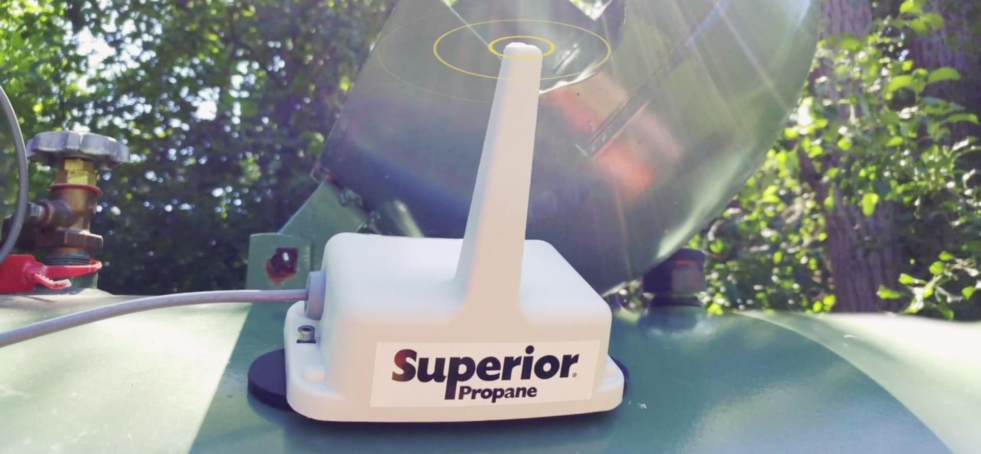 Capteur de réservoir INTELLIGENT au-dessus d'un réservoir de propane, à l'extérieur