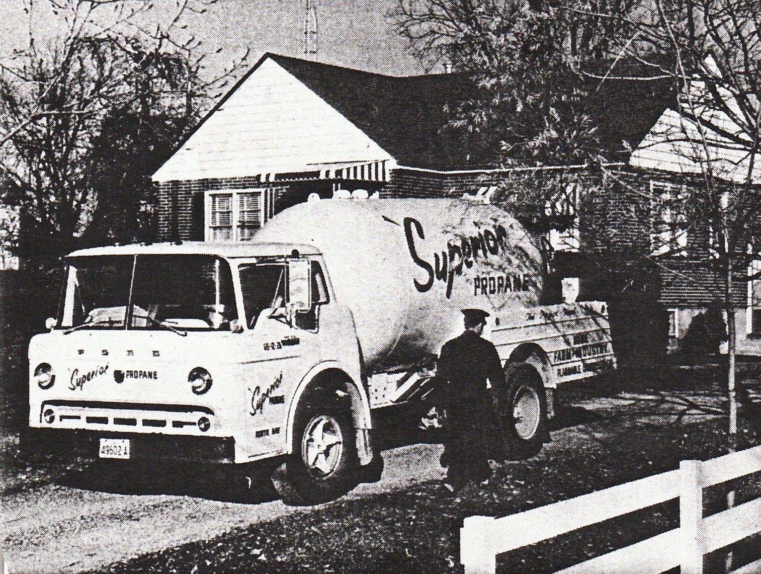 Photo en noir et blanc d'un camion Supérieur historique