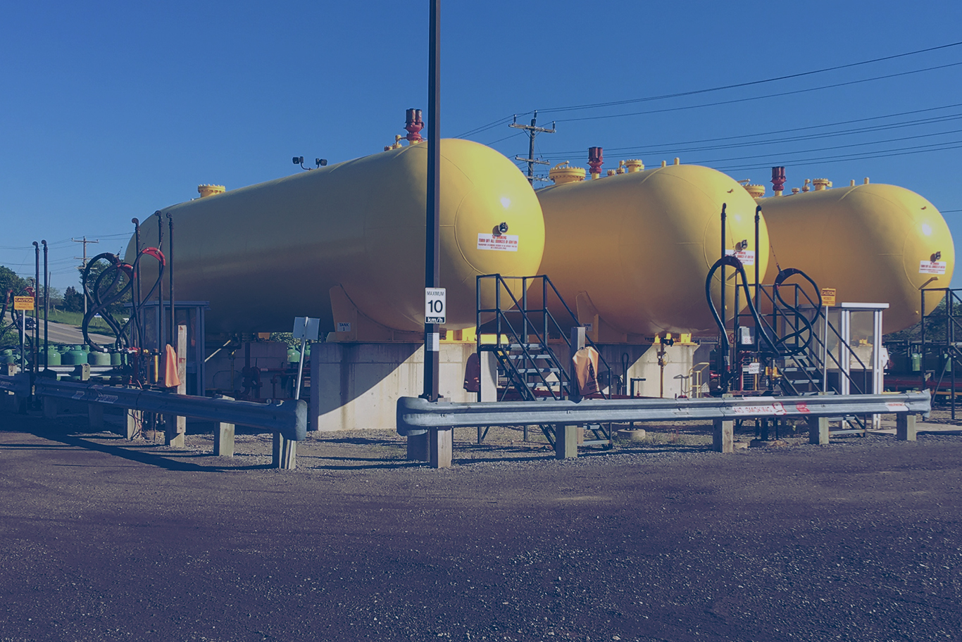 Grands réservoirs de propane commerciaux jaunes