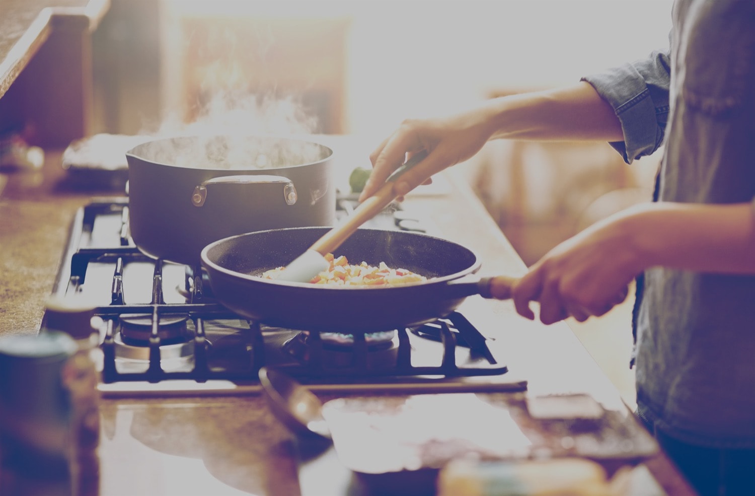 Un chef met un steak dans une poêle à frire sur une cuisinière au propane.