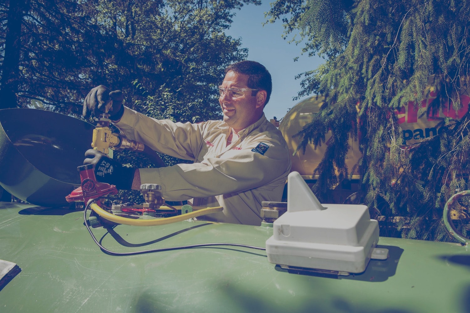 Un chauffeur de Supérieur Propane remplit un réservoir de propane muni d’un capteur sans fil intelligent.
