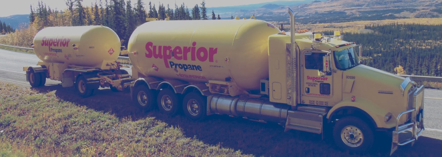 Un camion de Supérieur Propane sur l’autoroute. Il effectue une livraison dans une région montagneuse.