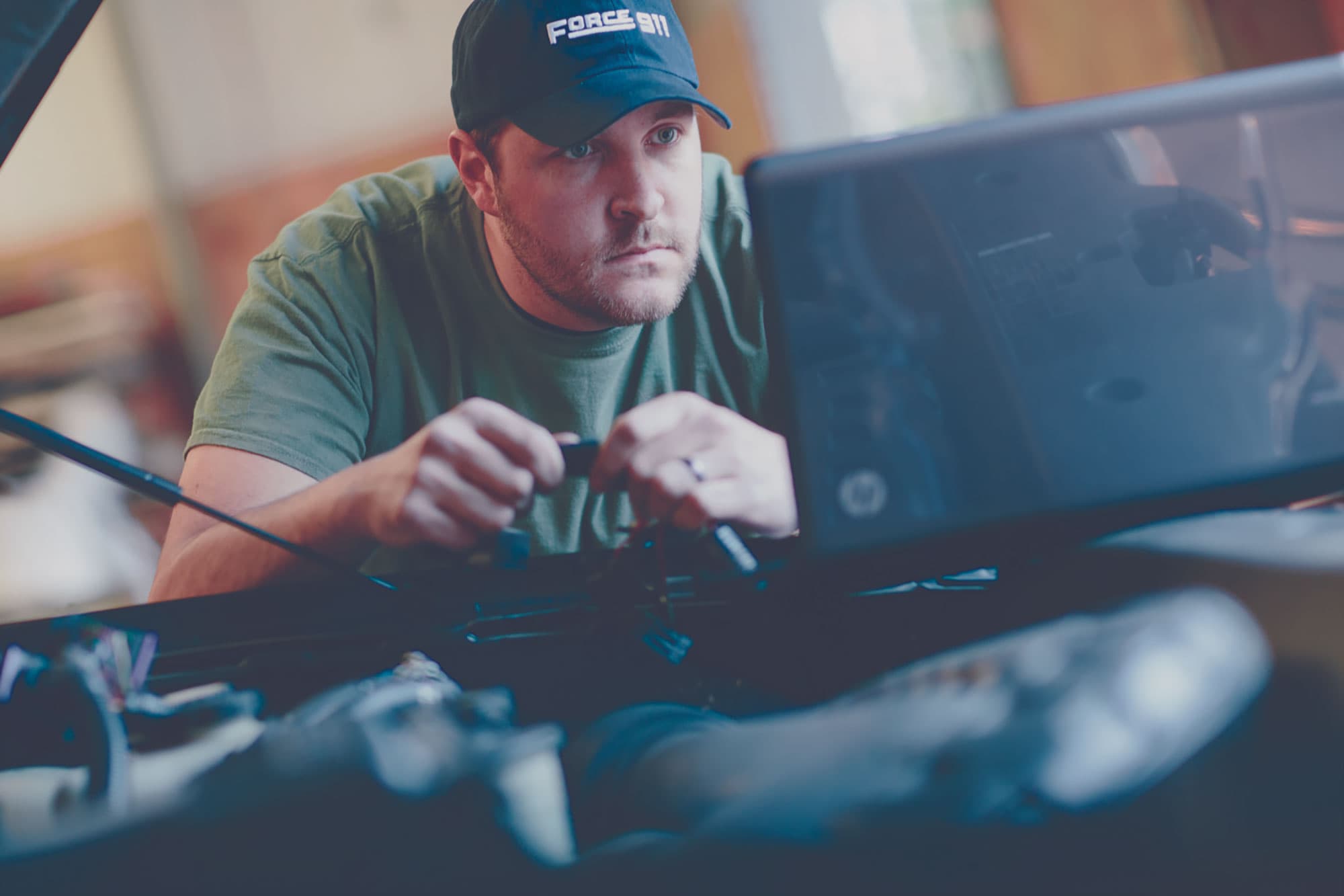 Un mécanicien effectue un diagnostic du moteur d’un véhicule alimenté à l’auto propane.