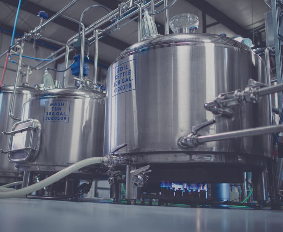 Deux grandes bouilloires métalliques de 300 gallons chauffées au propane 