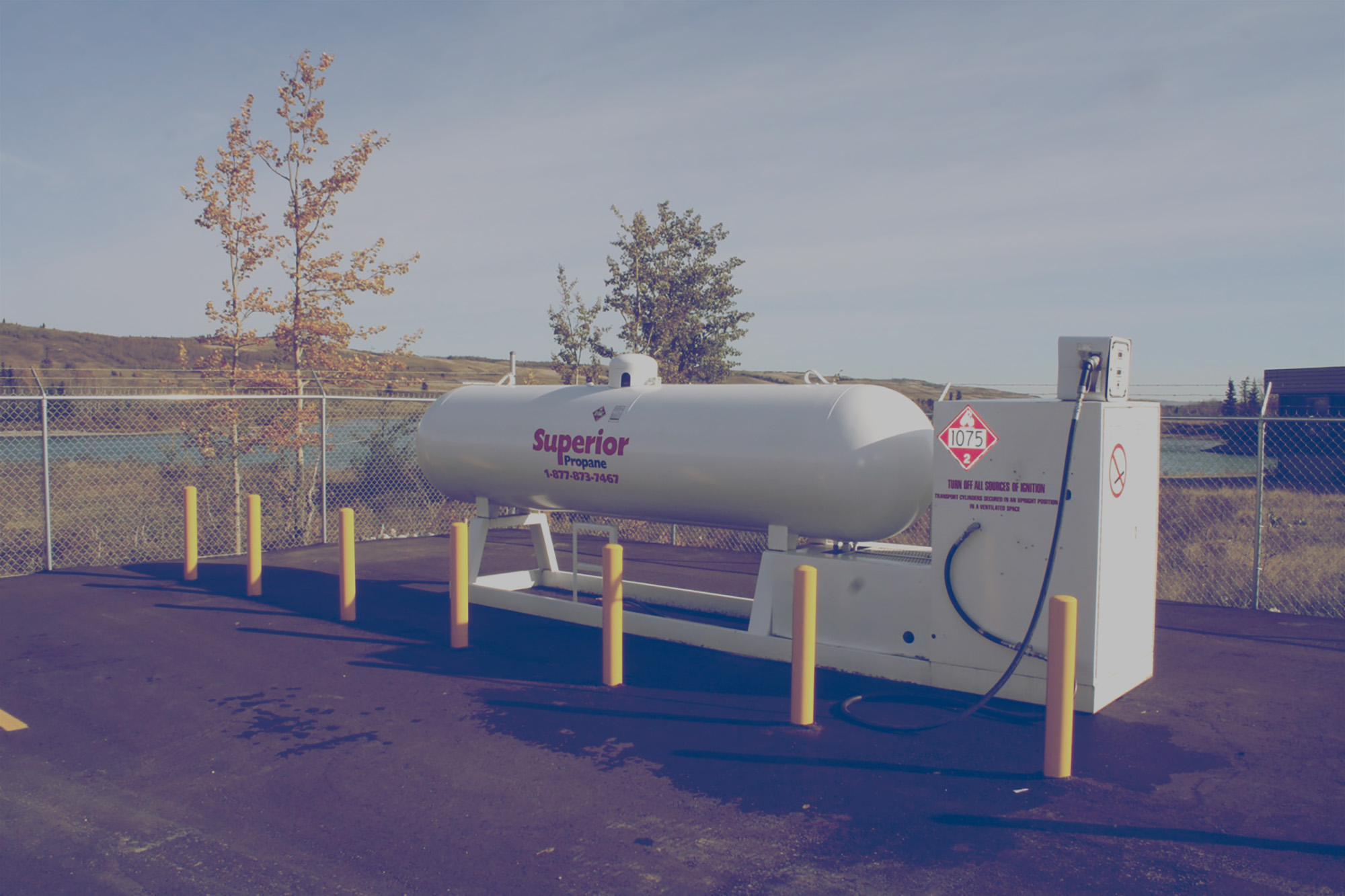 Réservoir d’auto propane de Supérieur Propane dans une station de distributeur à carte.