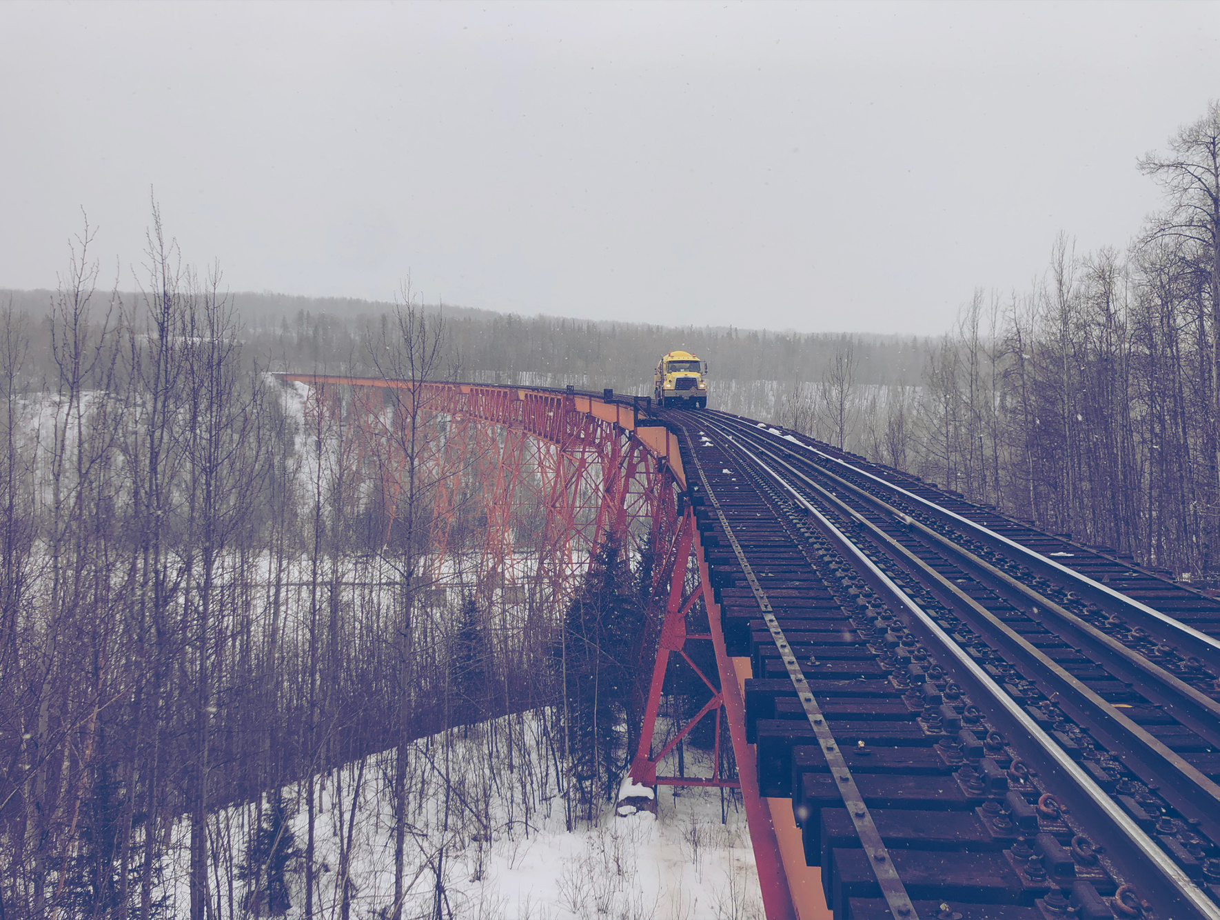 Camion de Supérieur sur un pont ferroviaire