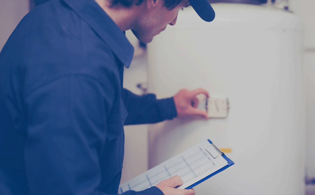  technicien inspectant le chauffe-eau au propane