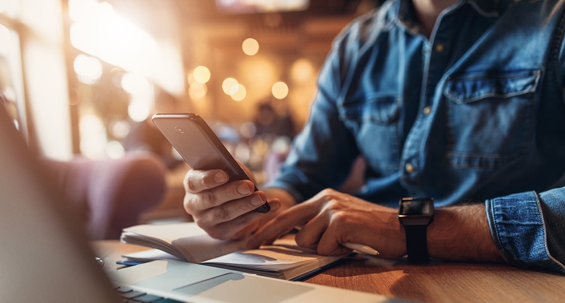 Gros plan des mains à l'aide d'un téléphone mobile