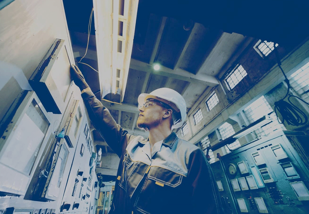 ouvrier dans une usine alimentée au propane