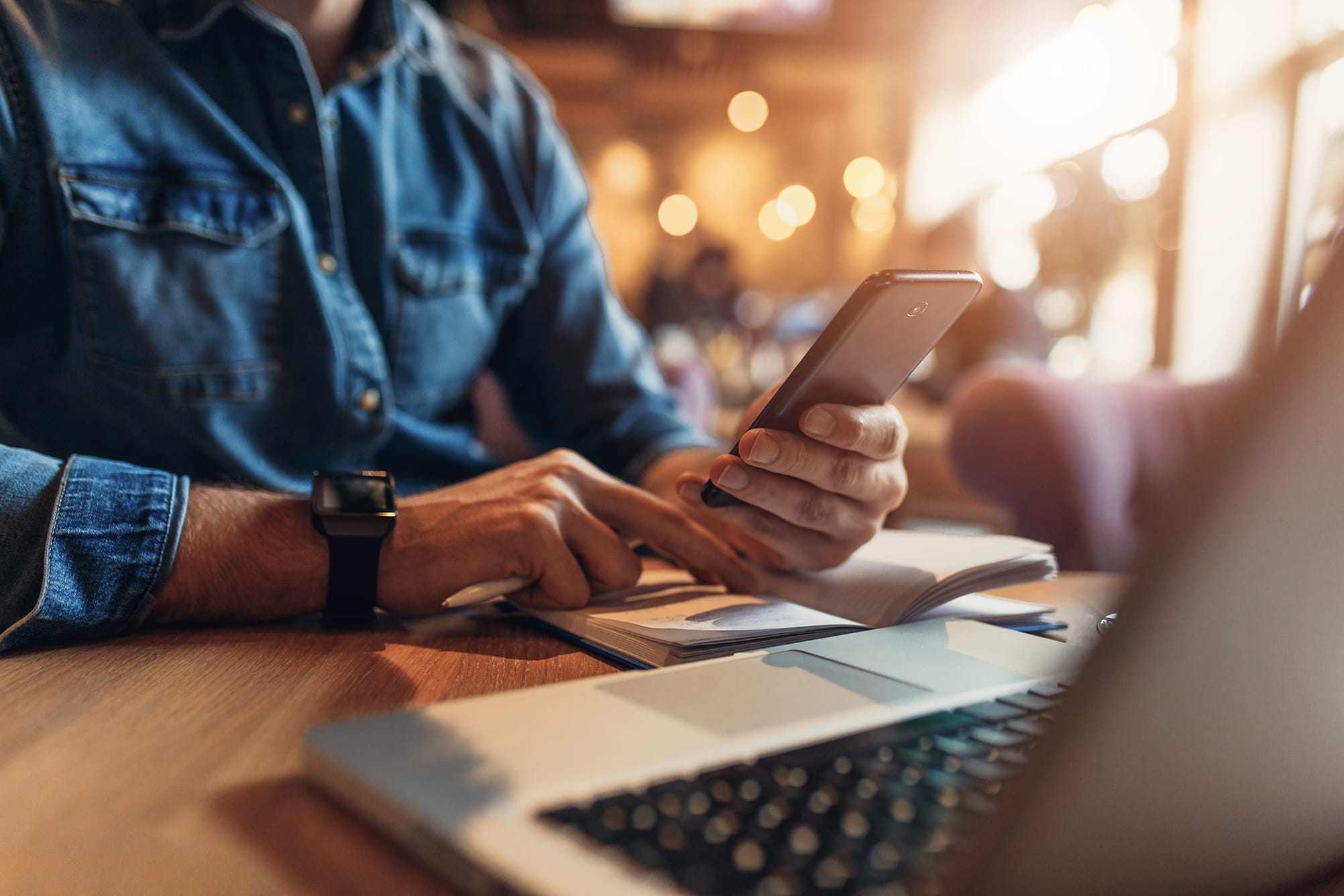 Gros plan des mains à l'aide d'un téléphone mobile
