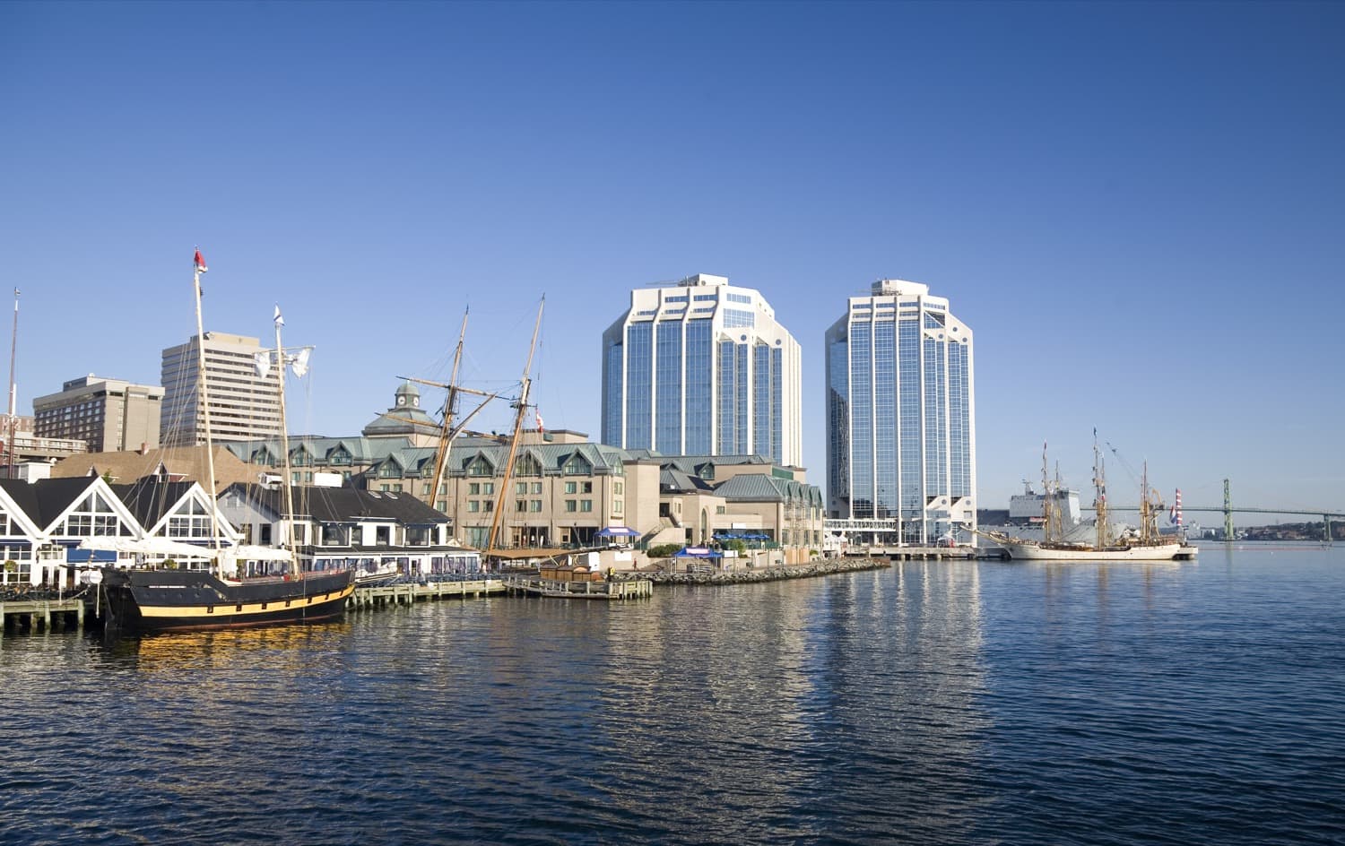 Bateau et condos au bord de l'eau à Halifax.