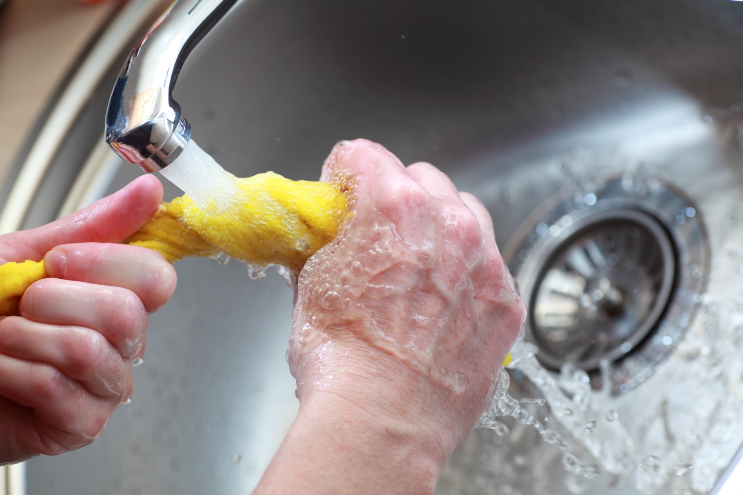 Tissu sous l'eau courante