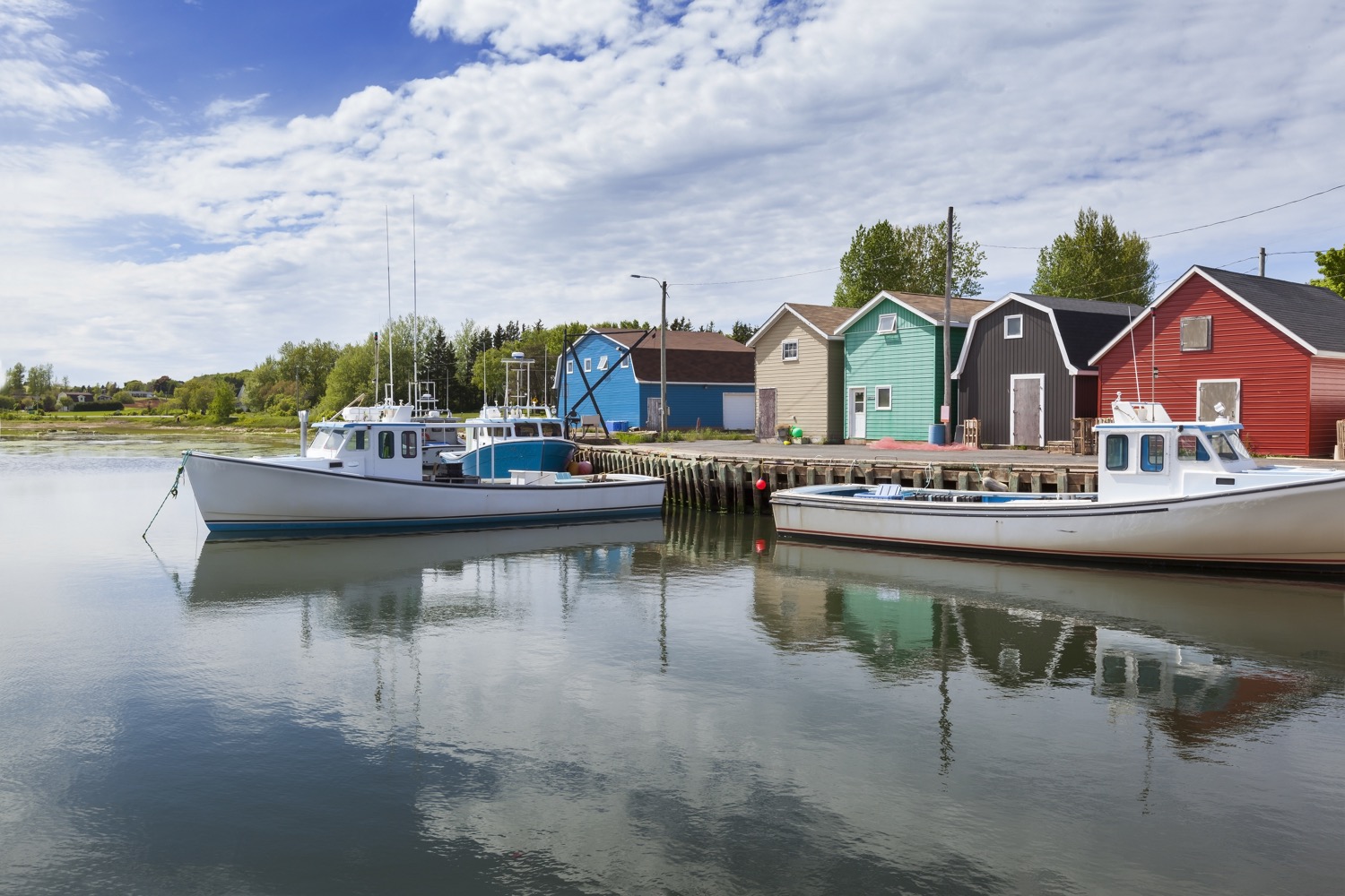 Deux petits bâteaux dans un port de l'Île-du-Prince-Édouard