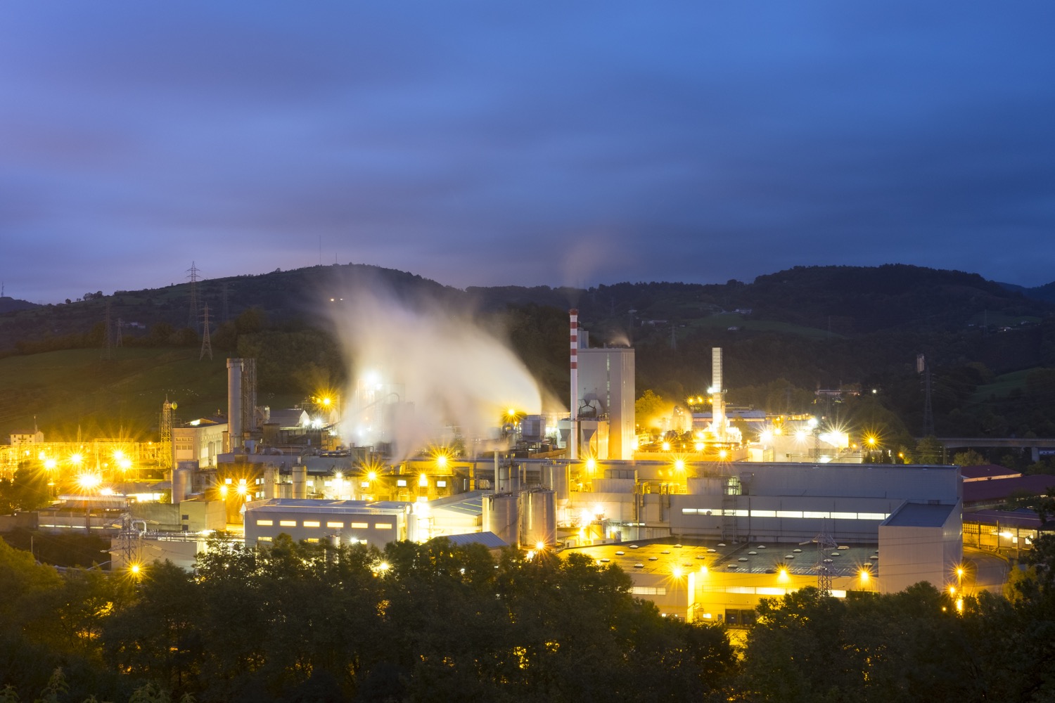 Une vue panoramique d’une grande usine la nuit