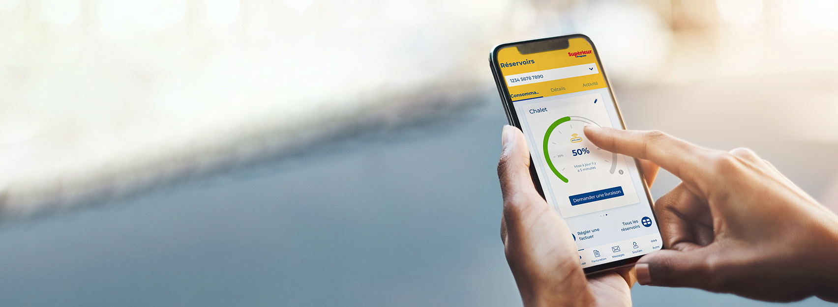 Gros plan d'un homme avec un café regardant monSUPÉRIEUR sur son cellulaire et son ordinateur portatif.