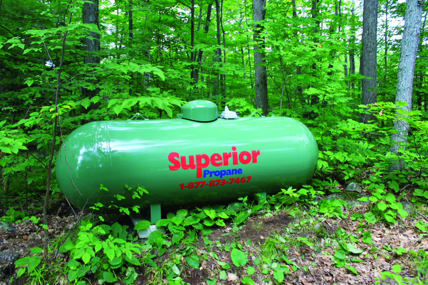 Réservoir vert de Supérieur Propane dans un secteur rural. Capteur de réservoir INTELLIGENT installé sur un réservoir.