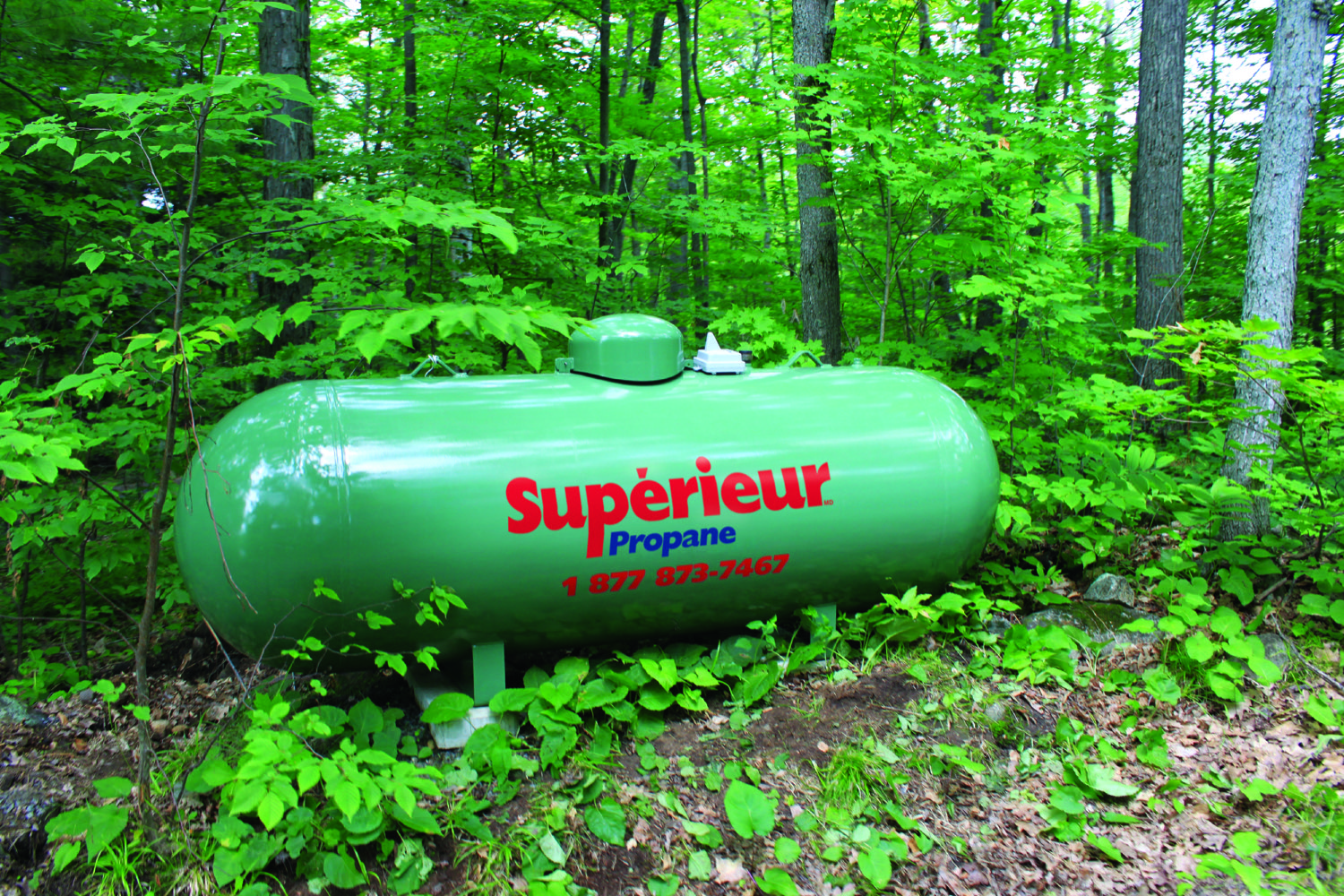 Réservoir vert de Supérieur Propane dans un secteur rural. Capteur de réservoir INTELLIGENT installé sur un réservoir.