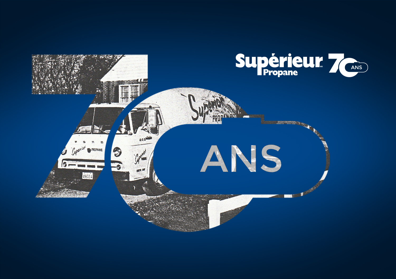 Logo du 70e anniversaire de Superior avec photo d'un camion historique en arrière-plan