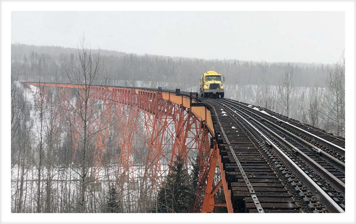 Camion de Supérieur sur un pont ferroviaire, à Prince George, en Colombie-Britannique
