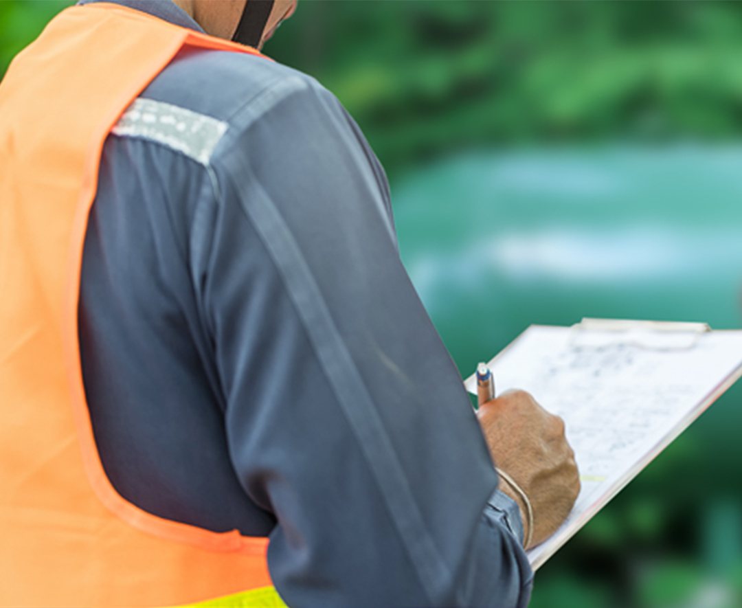 technicien inspectant un réservoir de propane
