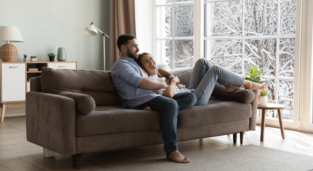 Une famille profitant du paysage hivernal depuis l'intérieur