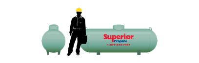 Employé de Supérieur Propane à côté d'un réservoir de propane de 500 gallons