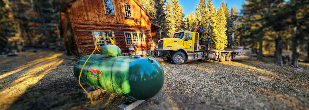 Un camion de propane remplit un réservoir.