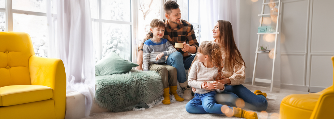 Une famille en hiver à l’intérieur