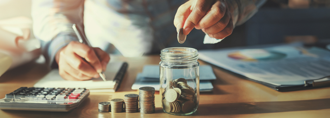 Gros plan d'un homme calculant des factures