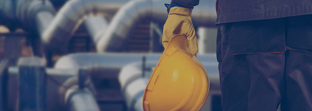 Travailleur tenant un casque de sécurité.