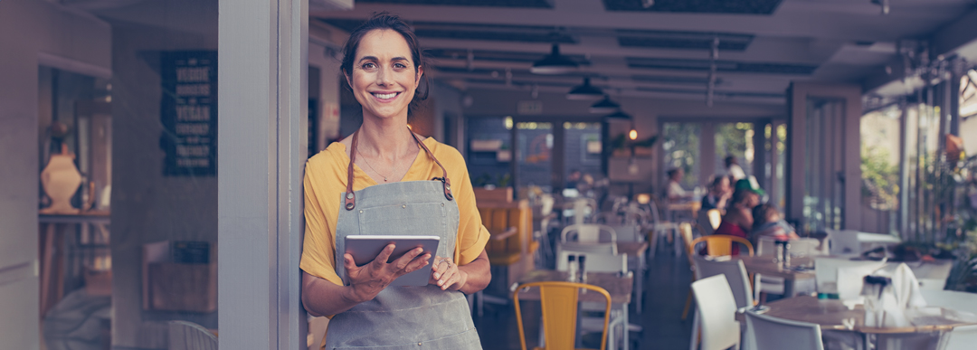 Le propriétaire d'une petite entreprise accueille les clients.