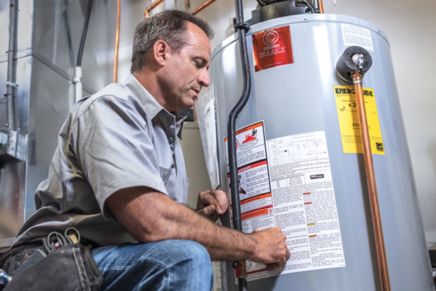 Entrepreneur de Supérieur Propane inspecte un chauffe-eau